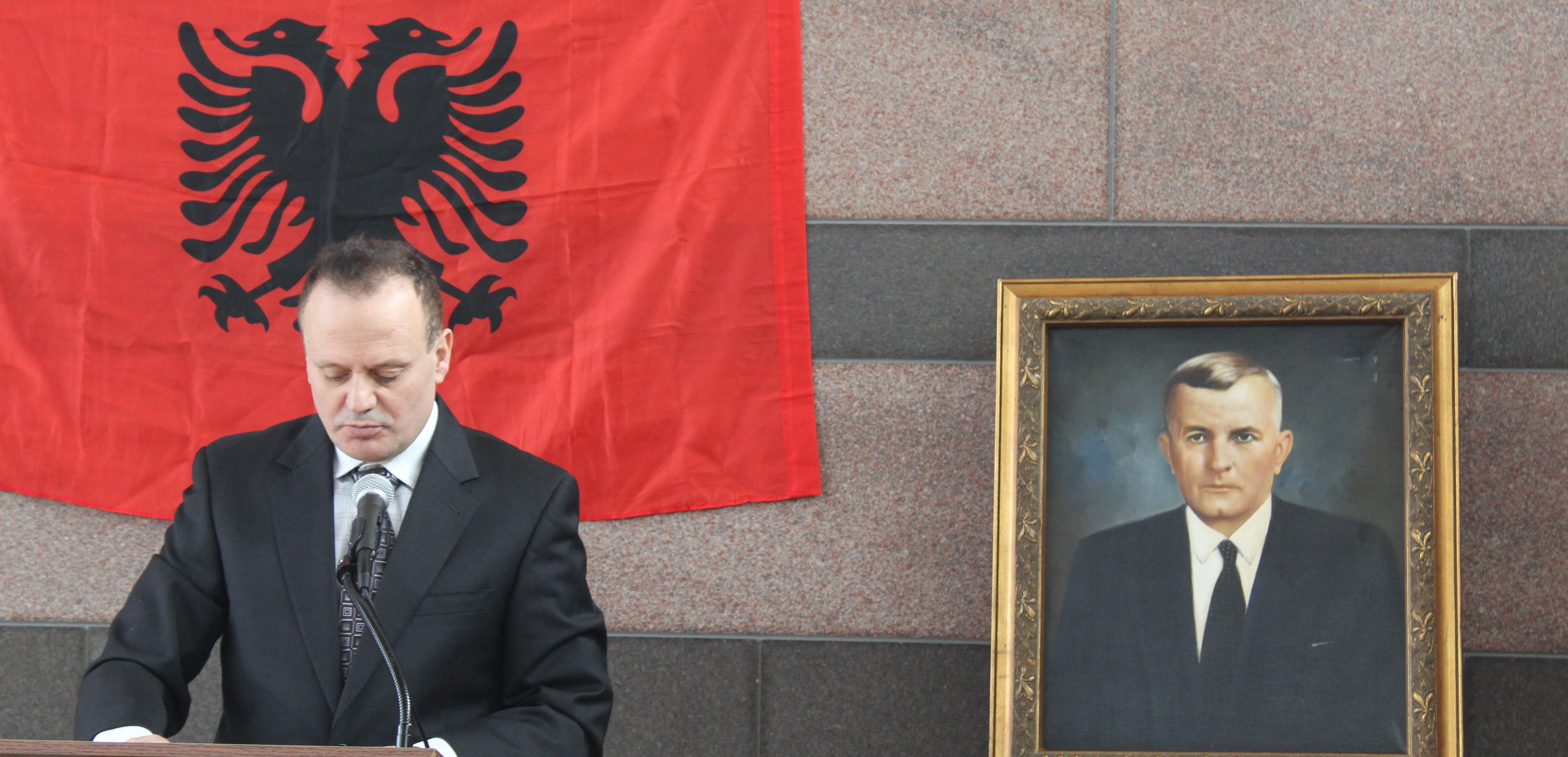 1 a Hakiku pershendetje